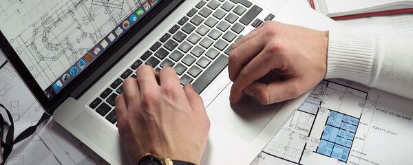 Un empresario trabaja en su ordenador - Sputnik Mundo