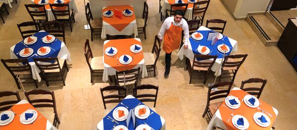 Trabajadores de uno de los restaurantes de Ciudad de México que se ve vacío por la pandemia de coronavirus Trabajadores de uno de los restaurantes de Ciudad de México que se ve vacío por la pandemia de coronavirus - Sputnik Mundo