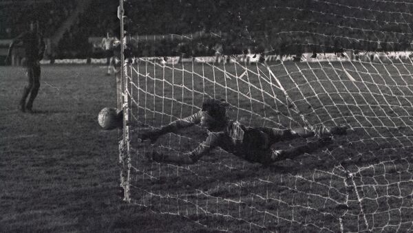El exarquero argentino Hugo Gatti ataja un tiro penal por la Copa Libertadores de 1977, que ganó con Boca Juniors - Sputnik Mundo