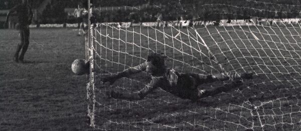 El exarquero argentino Hugo Gatti ataja un tiro penal por la Copa Libertadores de 1977, que ganó con Boca Juniors - Sputnik Mundo