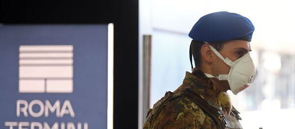 Un soldado hace guardia en la estación Termini de Roma en medio de la propagación del COVID-19  - Sputnik Mundo