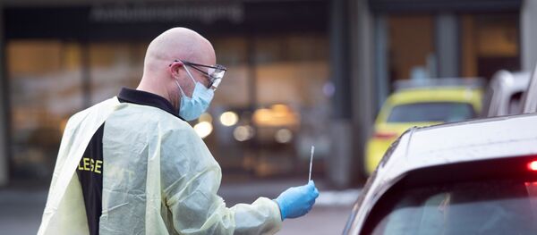 La policía prueba a una persona en un automóvil en Noruega - Sputnik Mundo