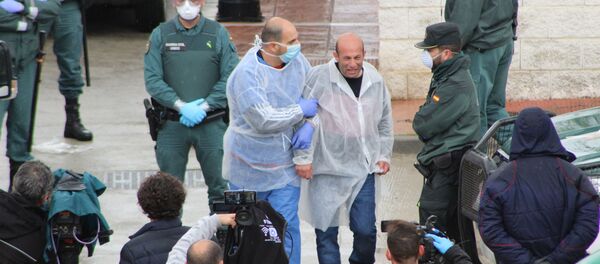 El alcalde Rafael Aguilera a la salida de la Residencia - Sputnik Mundo