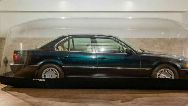 Un BMW E38 740i de 1998, en una cápsula de aire para su conservación - Sputnik Mundo