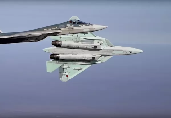 Imágenes únicas muestran cómo los pilotos rusos llevan al límite los cazas Su-57 Imágenes únicas muestran cómo los pilotos rusos llevan al límite los cazas Su-57