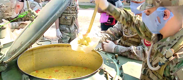El Ejército argentino distribuye comida entre los pobres en Quilmes El Ejército argentino distribuye comida entre los pobres en Quilmes - Sputnik Mundo
