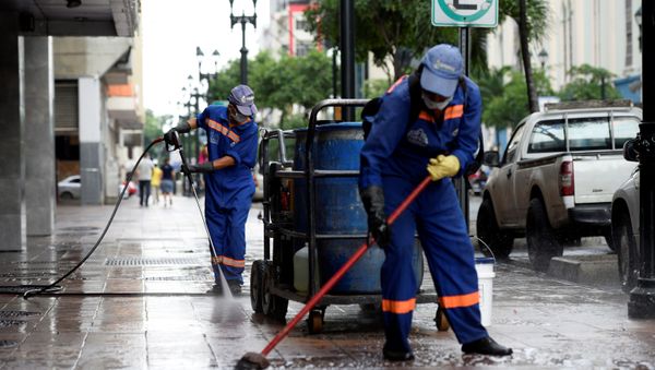 Limpian calles en Guayaquil para combatir el coronavirus Limpian calles en Guayaquil para combatir el coronavirus - Sputnik Mundo
