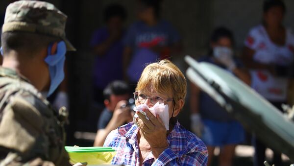 Un militar argentino y una mujer que cubre la boca - Sputnik Mundo