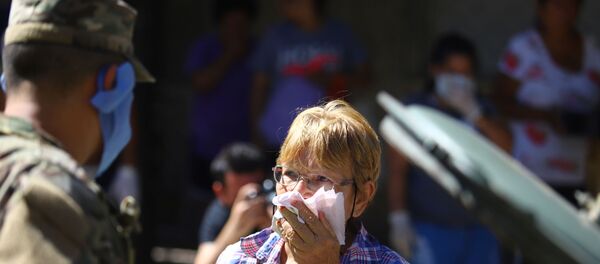 Un militar argentino y una mujer que cubre la boca - Sputnik Mundo