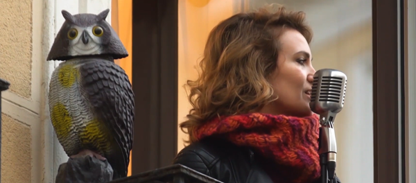 Concierto a pie de balcón: así animan el ambiente en Madrid en mitad de la cuarentena - Sputnik Mundo