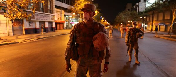 Soldados chilenos patrullan las calles durante el brote de coronavirus en Santiago de Chile - Sputnik Mundo