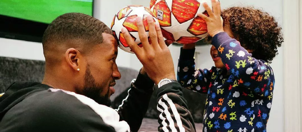 Gini Wijnaldum, futbolista neerlandés durante la cuarentena por el coronavirus - Sputnik Mundo