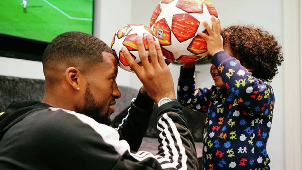 Gini Wijnaldum, futbolista neerlandés durante la cuarentena por el coronavirus - Sputnik Mundo