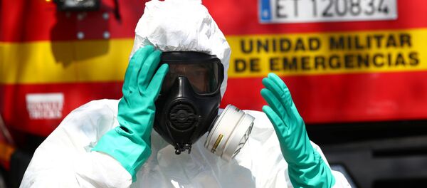 Un miembro de la Unidad Militar de Emergencias - Sputnik Mundo