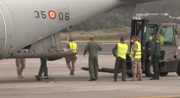 Desembarco del material médico en el aeropuerto de Los Rodeos (Tenerife) - Sputnik Mundo