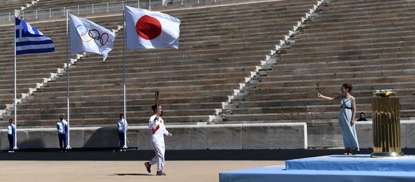 La ceremonia de entrega del fuego olímpico sin espectadores en las gradas - Sputnik Mundo