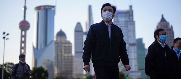 Un chino en mascarilla en Shanghái - Sputnik Mundo