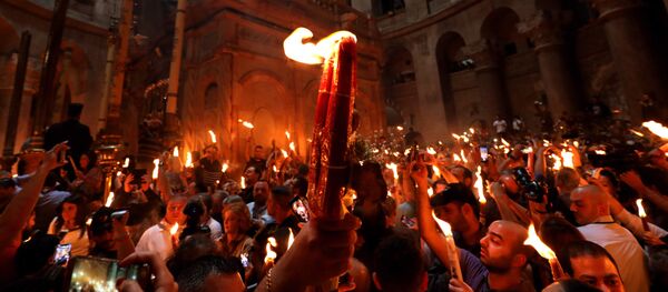 La ceremonia del Fuego Sagrado en la basílica del Santo Sepulcro de Jerusalén - Sputnik Mundo