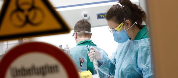 Científicos en un laboratorio - Sputnik Mundo