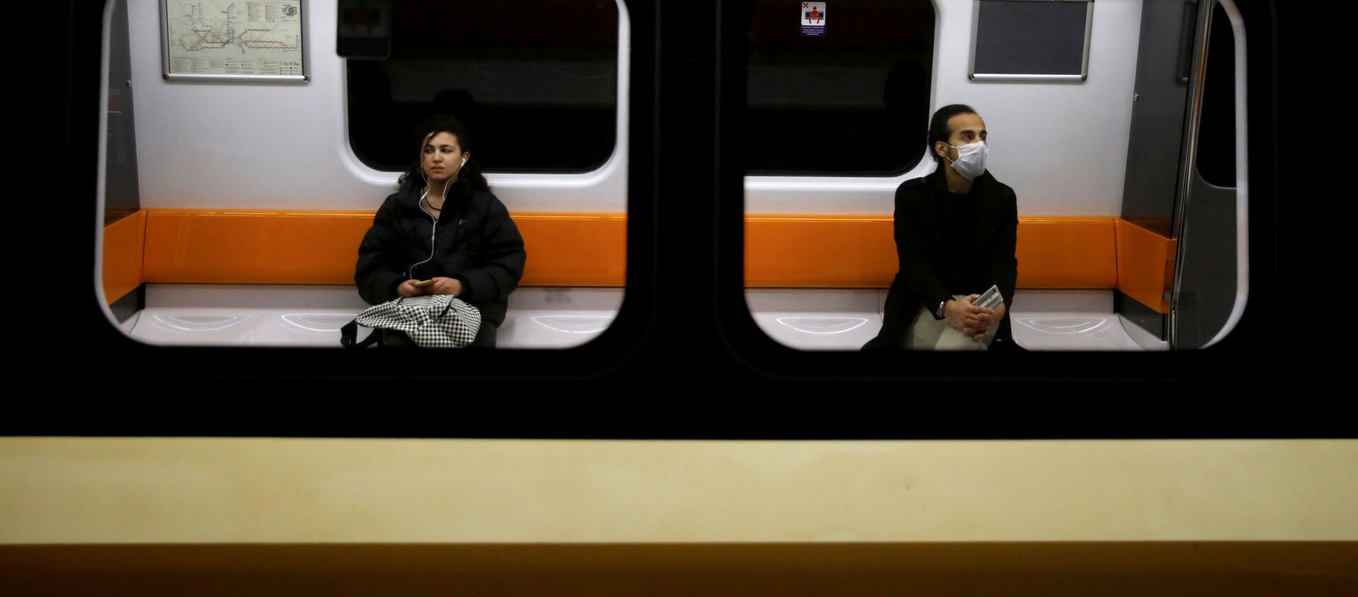 Dos personas mantienen la distancia en un tren por coronavirus - Sputnik Mundo, 1920, 26.03.2020