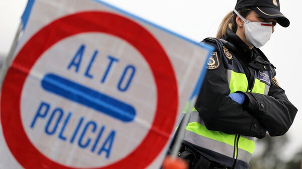Una policía española con mascarilla puesta - Sputnik Mundo