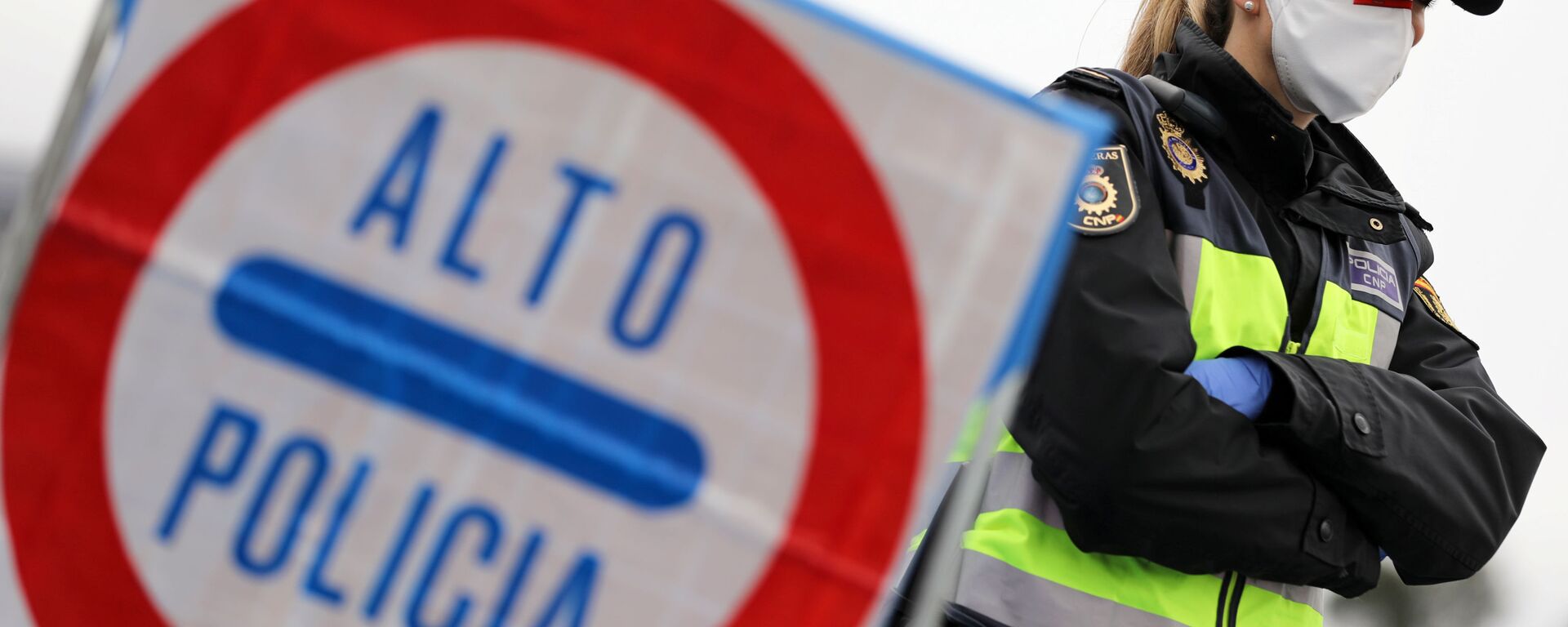 Una policía española con mascarilla puesta - Sputnik Mundo, 1920, 26.03.2020