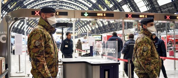 Militares italianos en la estación férrea de Milán durante la pandemia del coronavirus - Sputnik Mundo