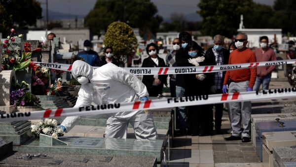 Funeral de un enfermo de COVID-19 en Chile - Sputnik Mundo