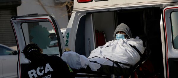 Un hombre en mascarilla y un médico durante el brote de coronavis en Nueva York, EEUU - Sputnik Mundo