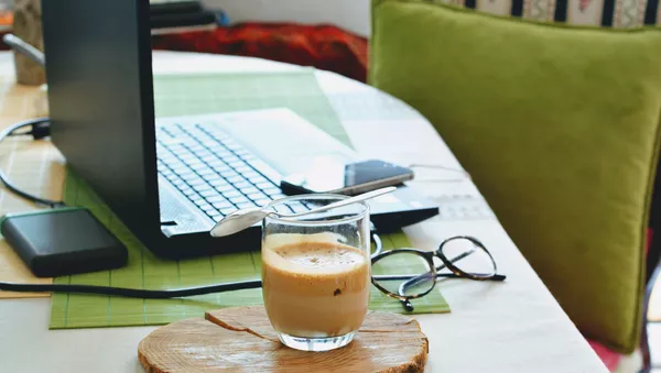 Un lugar de trabajo en casa (referencial)