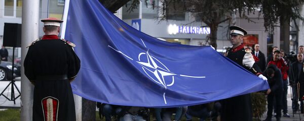 Bandera de la OTAN en Macedonia del Norte - Sputnik Mundo