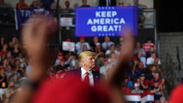 Donald Trump, presidente de EEUU, y slogan 'Mantenga América grande' - Sputnik Mundo