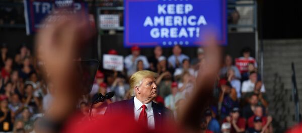 Donald Trump, presidente de EEUU, y slogan 'Mantenga América grande' - Sputnik Mundo