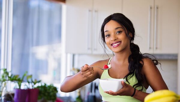 Una mujer comiendo - Sputnik Mundo