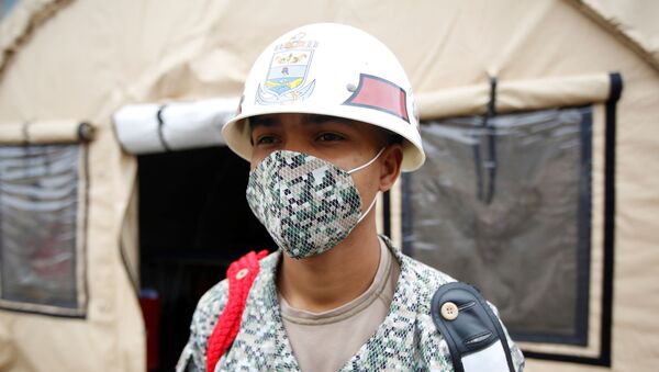 Militar colombiano con mascarilla en hospital para pacientes con COVID-19 - Sputnik Mundo