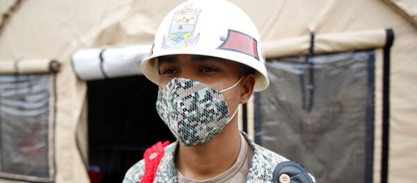 Militar colombiano con mascarilla en hospital para pacientes con COVID-19 - Sputnik Mundo