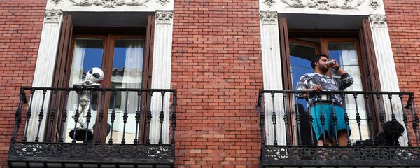 Un madrileño en el balcón de su casa - Sputnik Mundo