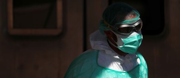 Una persona con mascarilla - Sputnik Mundo
