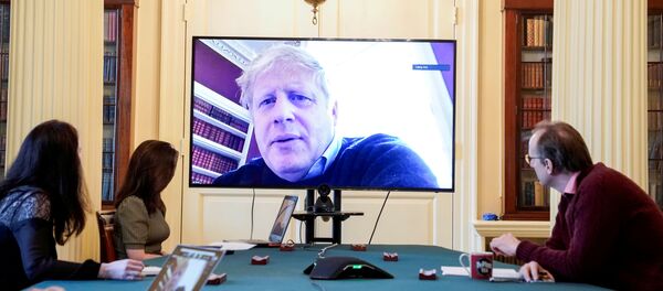 Primer ministro británico, Boris Johnson, organiza una reunión desde casa - Sputnik Mundo