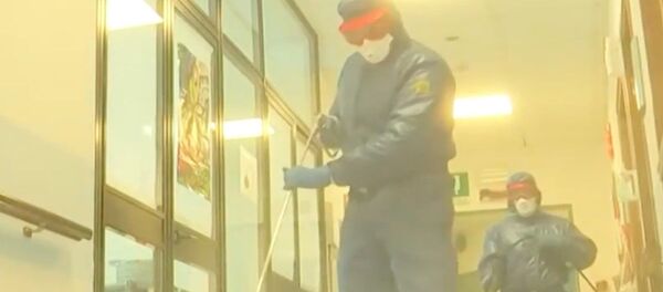 Los especialistas rusos desinfectan una residencia de mayores en Italia - Sputnik Mundo