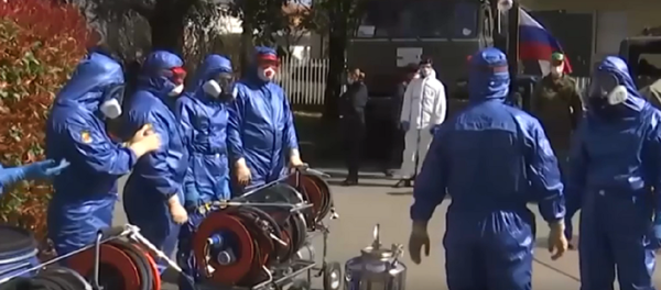 Especialistas rusos realizan sin parar trabajos de desinfección en Italia - Sputnik Mundo