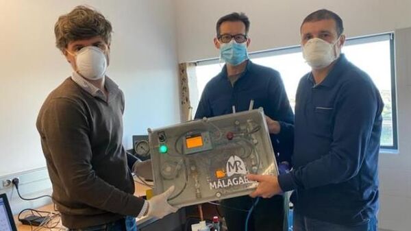 Un respirador creado con mecanismos de puertas de garage y tuberías, la esperanza para las UCIs - Sputnik Mundo