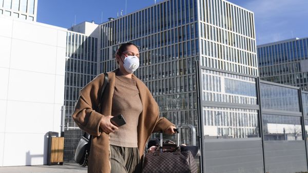 Una mujer en mascarilla Una mujer en mascarilla - Sputnik Mundo