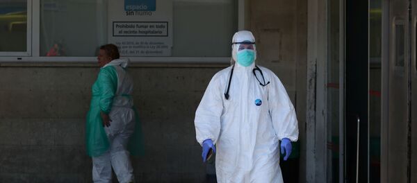 Un médico cerca de unh hospital español - Sputnik Mundo