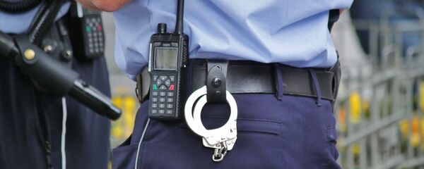 Policía y esposas - Sputnik Mundo