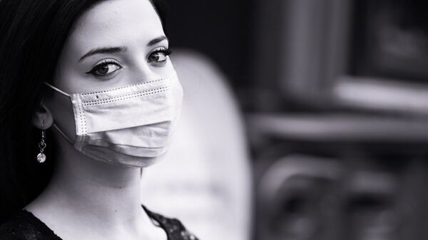 Una mujer con mascarilla (imagen referencial) - Sputnik Mundo