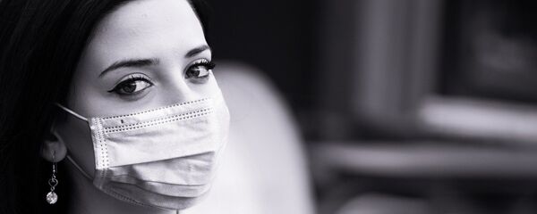 Una mujer con mascarilla (imagen referencial) Una mujer con mascarilla (imagen referencial) - Sputnik Mundo