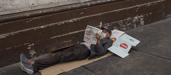 Un hombre en situación de calle en Lima, Perú, en medio de la pandemia de COVID-19 - Sputnik Mundo