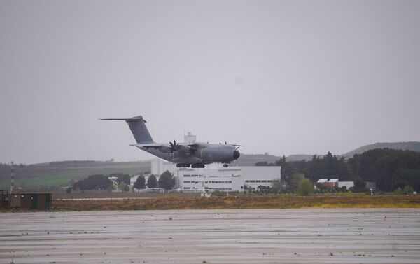 A400M del Ejército del Aire con 14 toneladas de material sanitario en Torrejón (Madrid) - Sputnik Mundo