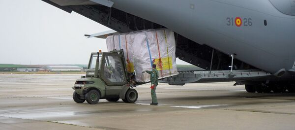 A400M del Ejército del Aire con material sanitario en Torrejón (Madrid) - Sputnik Mundo